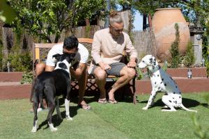 Mascotas con sus dueños en Hotel Rural El Refugio - Adults Only