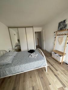 1 dormitorio con 1 cama y suelo de madera en Comfortable apartment with parking - Antibes Riviera en Antibes