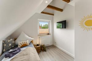 a bedroom with a bed and a window at Huus Frieda in Krummhörn