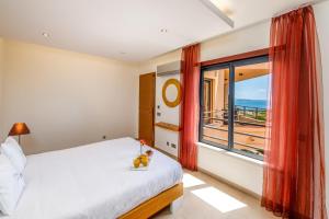 Кровать или кровати в номере Mar da Luz Resort