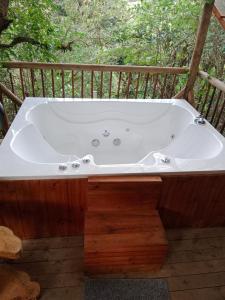 bañera en la cubierta en Cabaña Guayacanes, en Rionegro