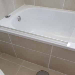 uma banheira branca na casa de banho em Tortuga Beach Village Private Apartments and Villas for Rent em Santa Maria