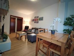 サバデイにあるLG DownTown Sabadell Apartmentのリビングルーム(テーブル、ソファ付)