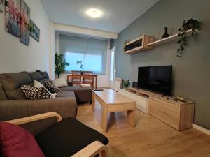 Televízia a/alebo spoločenská miestnosť v ubytovaní LG DownTown Sabadell Apartment