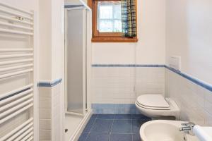 リヴィーニョにあるBaita Valandrea 0のトイレと洗面台付きのバスルーム