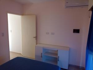 a bedroom with a bed and a desk in it at Departamento en primer piso in Venado Tuerto