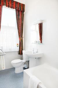 A bathroom at Saxonville Hotel 