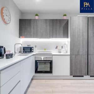 Una cocina o kitchenette en Pluxa Blush - Blush Gem with Private Entrance, Workplace, Harrow Haven