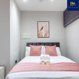 Pluxa Blush - Blush Gem with Private Entrance, Workplace, Harrow Haven tesisinde bir odada yatak veya yataklar