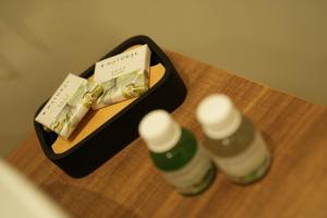 deux bouteilles de savon assises sur une table dans l'établissement Enea Suite, à Trapani