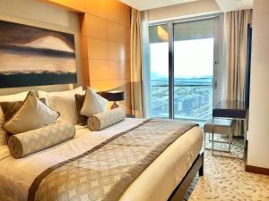 Postel nebo postele na pokoji v ubytování NEW! Luxury at the Address Dubai Mall residences
