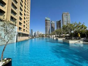 Bazén v ubytování NEW! Luxury at the Address Dubai Mall residences nebo v jeho okolí