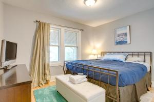 1 dormitorio con 1 cama azul y TV en Denver Vacation Rental Blocks to Washington Park, en Denver