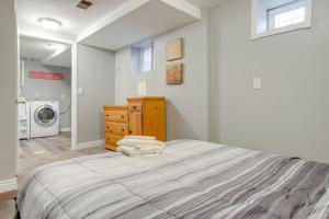 1 dormitorio con 1 cama y lavadora en Denver Vacation Rental Blocks to Washington Park, en Denver