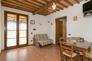 ein Wohnzimmer mit einem Tisch und einem Sofa in der Unterkunft Isolotto - Appartamento Leccio in Piombino