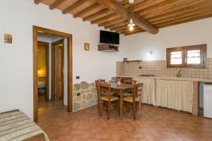 eine Küche und ein Esszimmer mit einem Tisch und Stühlen in der Unterkunft Isolotto - Appartamento Leccio in Piombino