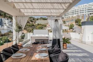 stół i krzesła na patio z widokiem w obiekcie Casa Marbella w mieście Benahavís