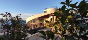 een gebouw met daarop een balkon bij CONTiNUUM in Ulcinj