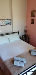 1 dormitorio con 1 cama con 2 toallas en Cozy Apollon Villa, Sea View, Next To Galaxidi, en Erateini
