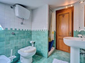 bagno con servizi igienici e lavandino di Villa Magnolia a Bolsena