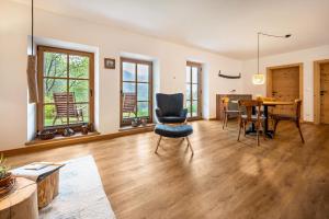 pusty salon ze stołem i krzesłami w obiekcie Valentin36 Apartment Raschötz w mieście Funes