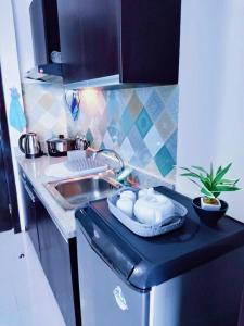 a small kitchen with a sink and a counter top at Arthomes BB6 in Mandaue City