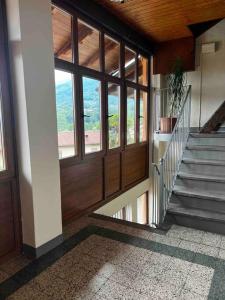 un corridoio con porta e scale in un edificio di La Casa Del Sole a Graglia