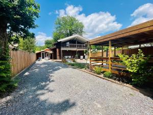 podjazd prowadzący do domu z płotem w obiekcie Chalet domaine forge 6-8pers jacuzzi terrasse plancha proche commerces w mieście La Teste-de-Buch