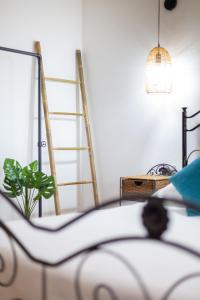 Habitación con cama y maceta en Aetòs Home, Porto Pino hill, en Porto Pino