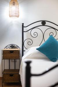 Dormitorio con cama con almohada azul y lámpara en Aetòs Home, Porto Pino hill, en Porto Pino