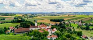 ein kleines Dorf mitten auf einem grünen Feld in der Unterkunft Schlosspension Ering in Ering