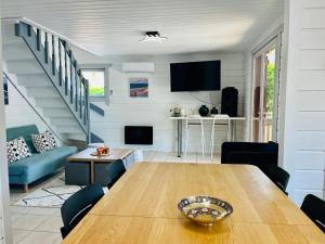 jadalnia ze stołem, krzesłami i schodami w obiekcie Chalet domaine forge 6-8pers jacuzzi terrasse plancha proche commerces w mieście La Teste-de-Buch