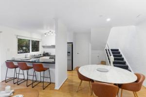 uma cozinha e sala de jantar com mesa e cadeiras em A Home away from home in Geelong em Geelong