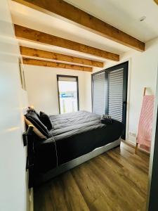 een slaapkamer met een groot bed in een kamer bij Surla Houseboat "De Albatros" in Monnickendam Tender included in Monnickendam