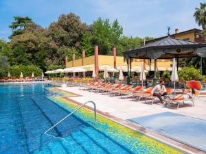 Bazén v ubytování Parc Hotel Gritti nebo v jeho okolí