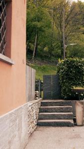 un conjunto de escaleras que conducen a un edificio en Verzasca Lodge Carlotta, en Frasco