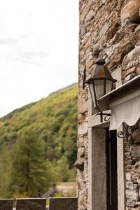 a street light on the side of a stone building at Verzasca Lodge Carlotta in Frasco