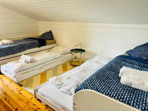 pokój z trzema łóżkami w pokoju w obiekcie Chalet domaine forge 6-8pers jacuzzi terrasse plancha proche commerces w mieście La Teste-de-Buch
