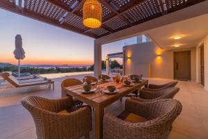 une salle à manger extérieure avec une table et des chaises dans l'établissement Carpe Diem Villa - Luxurious, 15km From The Beach, à Vederoi