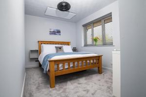 um quarto com uma cama de madeira e uma janela em B’s house em Simpson