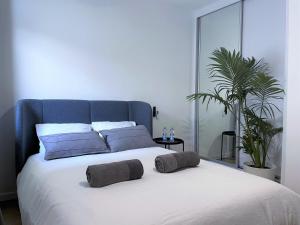 特拉維夫的住宿－TEL AVIV - Sea front Penthouse - 1604，一间卧室配有一张大床和两个枕头