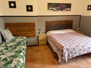 niewielka sypialnia z łóżkiem i kanapą w obiekcie Grazioso Trilocale Centro/Stazione w mieście Brescia