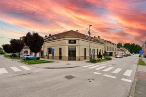 a building on the corner of an empty street at Rooms Florek & Florica in Križevci