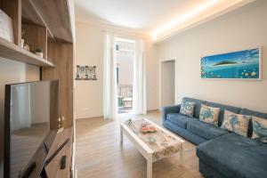 ein Wohnzimmer mit einem blauen Sofa und einem Tisch in der Unterkunft Maspes house in Santa Margherita Ligure