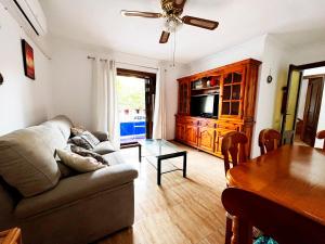 ein Wohnzimmer mit einem Sofa und einem Tisch in der Unterkunft Book It Casona Apartment Moraira in Moraira