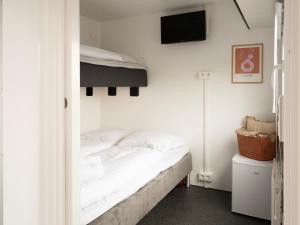 - une chambre avec un lit et une télévision murale dans l'établissement Cozy Container Rental - 3BR - 20 min to capital, à Strendur