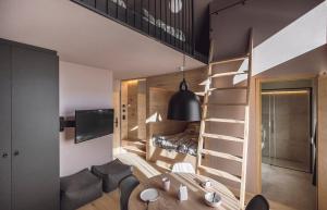 Apartamento pequeño con cama elevada y mesa. en Rousa little guesthouse Kombi, en Rasun di Sopra