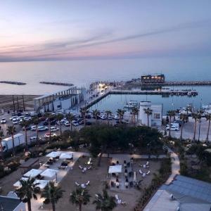 een luchtzicht op een pier en een jachthaven bij CASAVACANZA - Marina in San Salvo