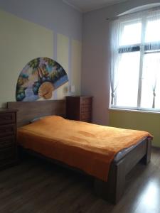 um quarto com uma cama grande e uma janela em Hostel Staromiejski em Grudziądz