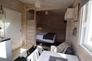 Kleines Zimmer mit einem Bett und einem Etagenbett in der Unterkunft Dalahyttur in Hlíð í Hörðudal